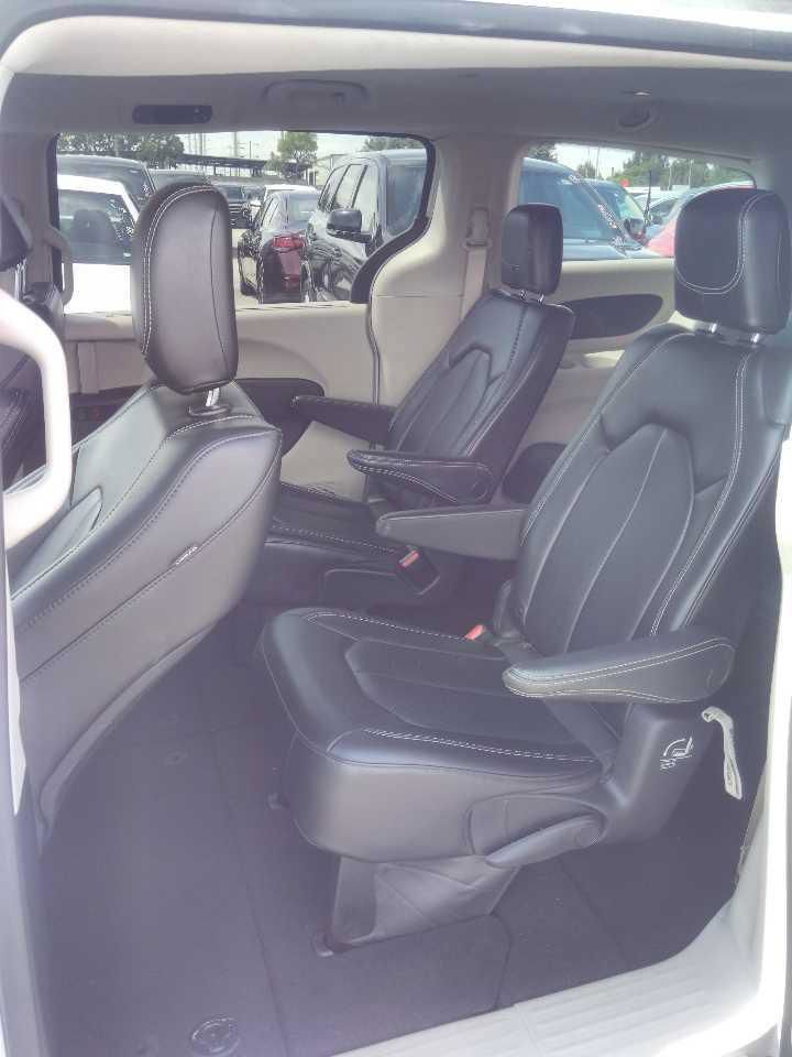 Used 2023 Chrysler Pacifica Touring-L FWD image 6