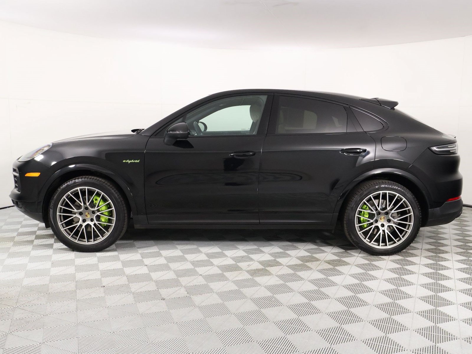 Certified 2023 Porsche Cayenne Platinum Edition AWD/4WD image 2