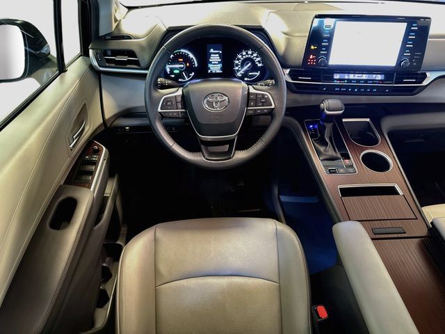 Used 2023 Toyota Sienna XLE w/ XLE Plus Package FWD image 24