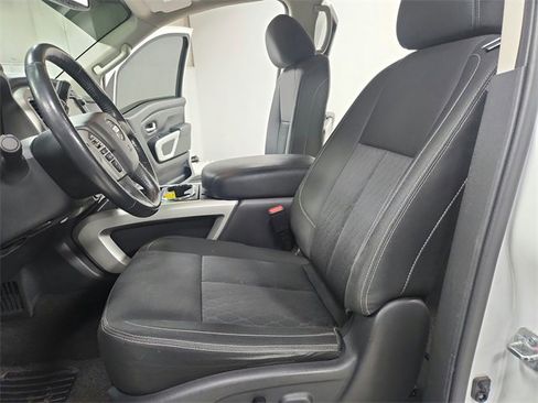 Used 2019 Nissan Titan SV w/ SV Convenience Package image 19