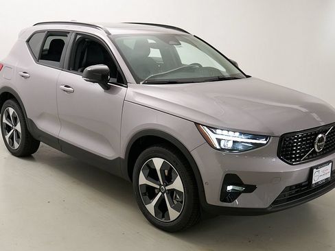 New 2026 Volvo XC40 B5 Plus w/ Climate Package AWD/4WD image 4