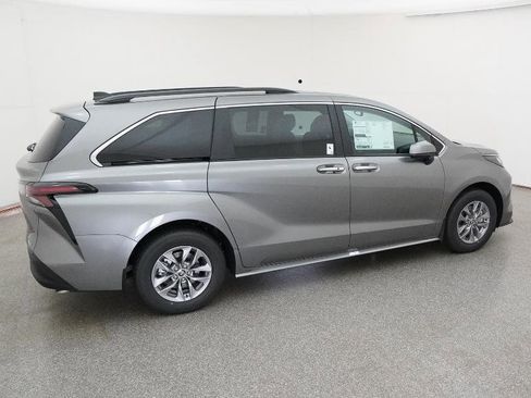 New 2026 Toyota Sienna XLE FWD image 40