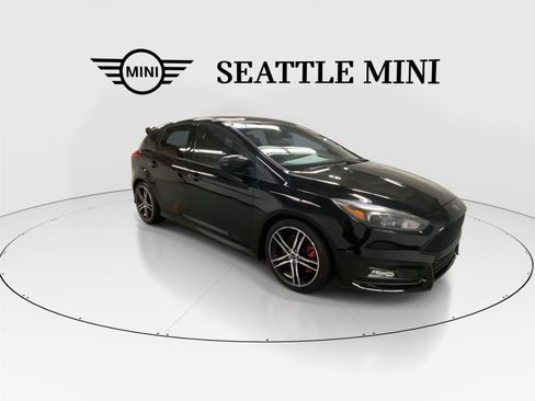 Used 2018 Ford Focus ST w/ Equipment Group 402A FWD image 2