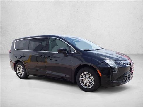 New 2027 Chrysler Pacifica Select FWD image 6