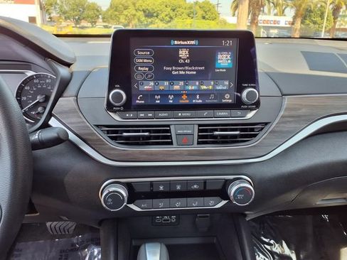 Used 2025 Nissan Altima 2.5 SV image 19