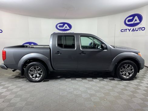 Used 2020 Nissan Frontier SV image 2