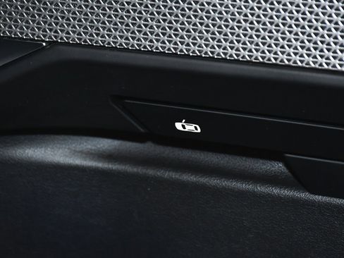 Used 2025 BMW 740i image 28