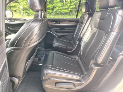 Used 2024 Jeep Grand Cherokee L Limited w/ Luxury Tech Group II AWD/4WD image 28