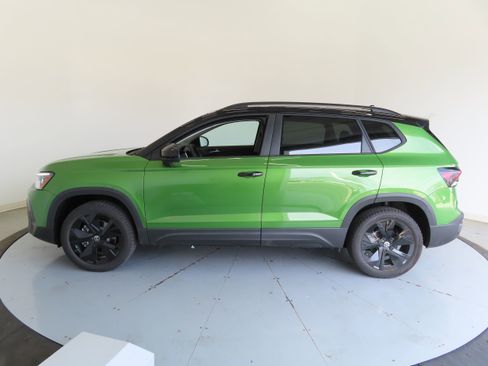 New 2026 Volkswagen Taos SE FWD image 8