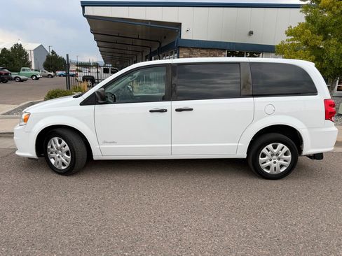 Used 2019 Dodge Grand Caravan SE FWD image 2