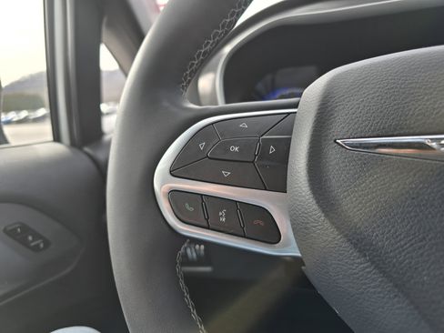 Used 2025 Chrysler Pacifica Select image 23