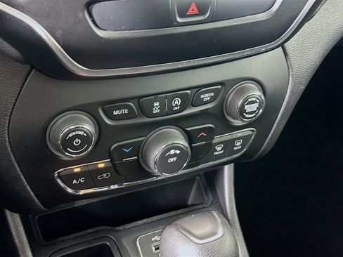 Used 2020 Jeep Cherokee Latitude FWD image 22