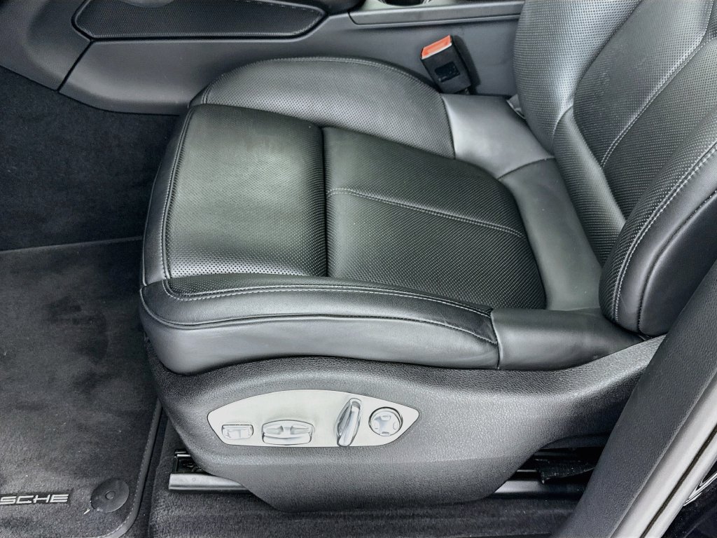 Certified 2025 Porsche Macan AWD/4WD image 13