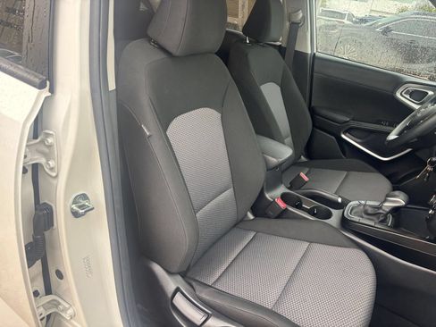 Used 2025 Kia Soul LX w/ LX Technology Package FWD image 33