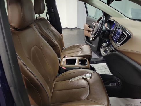 Used 2018 Chrysler Pacifica Limited w/ Tire & Wheel Group image 27