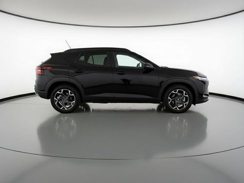 Used 2025 Chevrolet Trax LT FWD image 11
