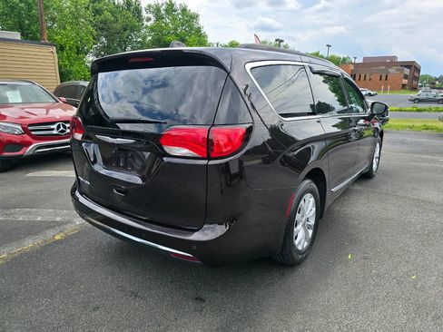 Used 2017 Chrysler Pacifica Touring-L FWD image 3