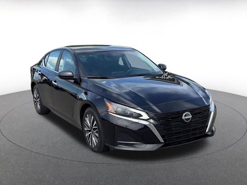 Used 2025 Nissan Altima 2.5 SV image 3