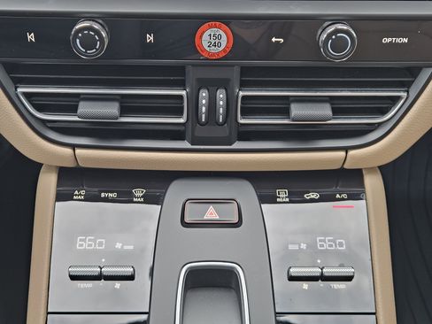 Certified 2025 Porsche Macan image 19