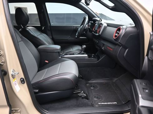 Used 2019 Toyota Tacoma TRD Off-Road image 10