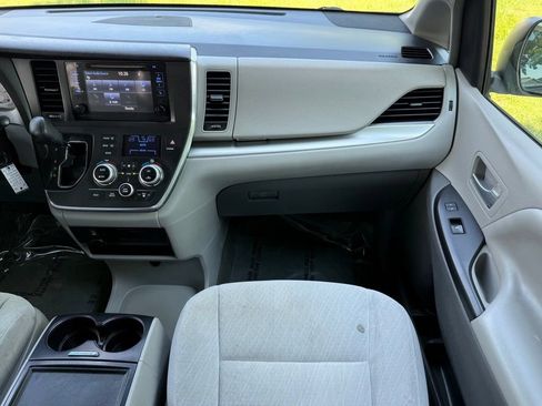 Used 2017 Toyota Sienna LE FWD image 22