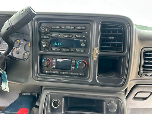 Used 2007 Chevrolet Silverado 2500 LT w/ Heavy-Duty Power Package AWD/4WD image 18