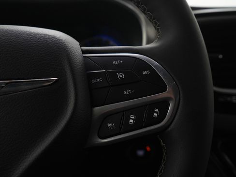Used 2025 Chrysler Pacifica Select FWD image 28