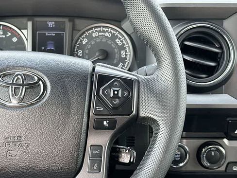 Used 2022 Toyota Tacoma TRD Off-Road w/ Technology Package AWD/4WD image 9