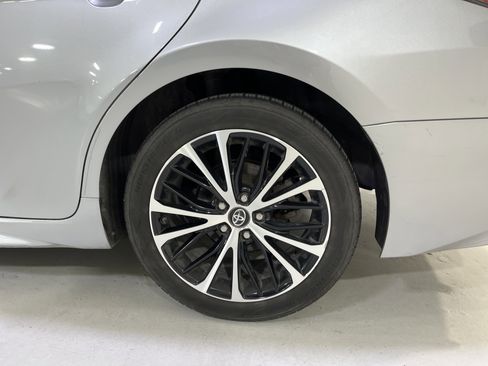 Used 2018 Toyota Camry SE image 4