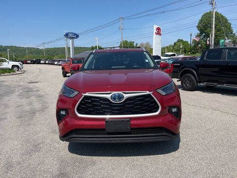 Used 2022 Toyota Highlander XLE AWD/4WD image 2