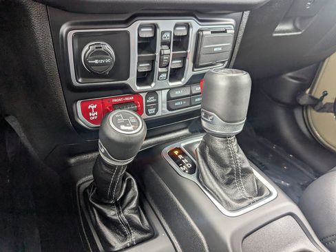 Used 2025 Jeep Gladiator Rubicon AWD/4WD image 19