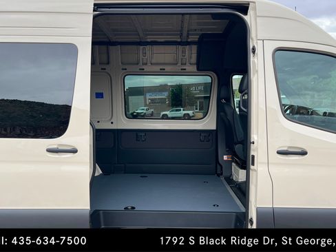 Used 2025 Mercedes-Benz Sprinter 2500 image 18