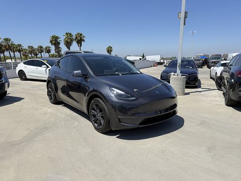 Used 2024 Tesla Model Y Long Range AWD/4WD image 4