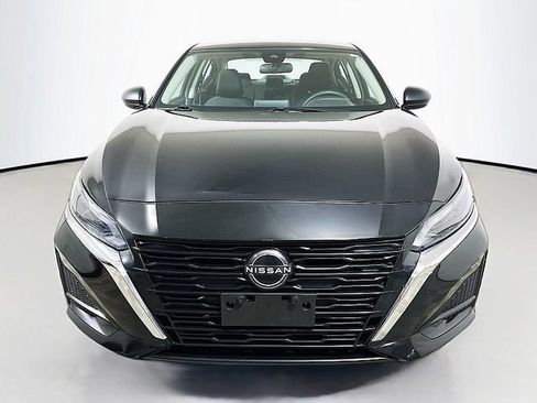 Used 2024 Nissan Altima 2.5 SV FWD image 2