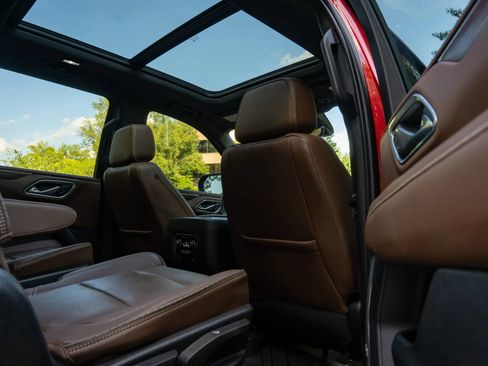Used 2021 Chevrolet Suburban High Country w/ Premium Package AWD/4WD image 17