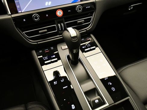 Certified 2025 Porsche Macan Turbo image 32