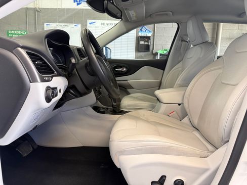 Certified 2021 Jeep Cherokee Latitude Lux w/ Comfort/Convenience Group AWD/4WD image 14