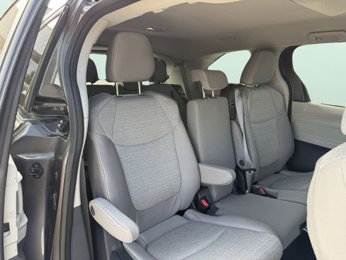 Used 2024 Toyota Sienna LE image 43