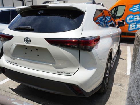 Used 2021 Toyota Highlander XLE AWD/4WD image 5
