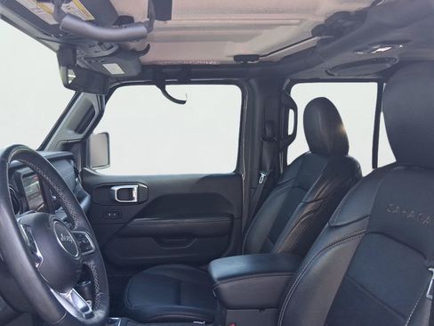 Used 2018 Jeep Wrangler Unlimited Sahara AWD/4WD image 8