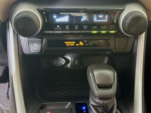 Used 2020 Toyota RAV4 LE FWD image 22