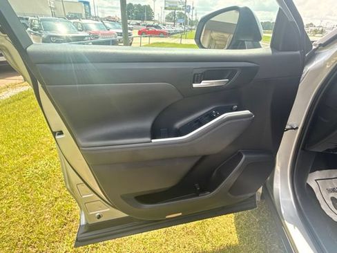 Used 2023 Toyota Highlander XLE AWD/4WD image 11