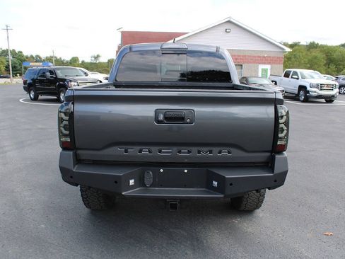 Used 2019 Toyota Tacoma TRD Sport AWD/4WD image 5