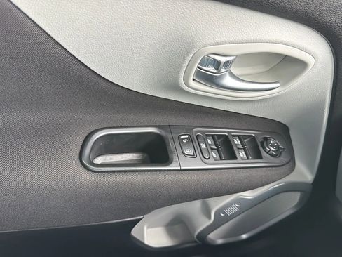 Used 2018 Jeep Renegade Latitude w/ Popular Equipment Group image 22