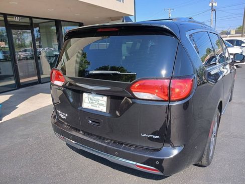 Used 2017 Chrysler Pacifica Limited FWD image 15