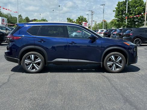 Used 2024 Nissan Rogue SL AWD/4WD image 7