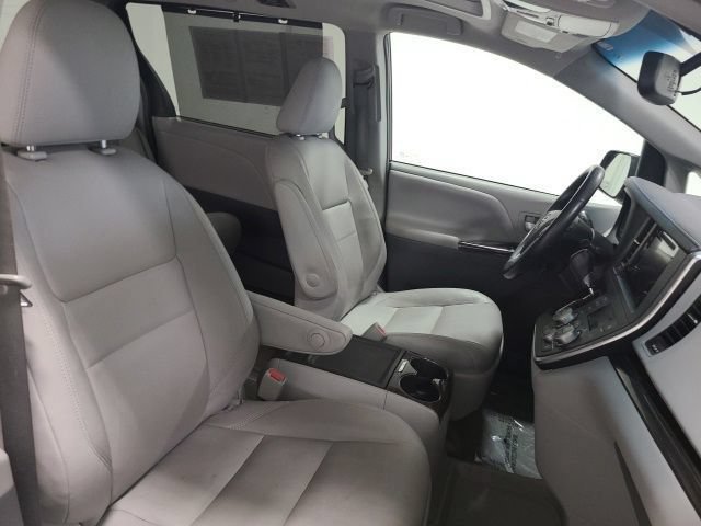 Certified 2017 Toyota Sienna XLE w/ XLE Navigation Package AWD/4WD image 13