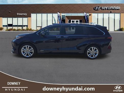 Used 2021 Toyota Sienna Platinum FWD image 2