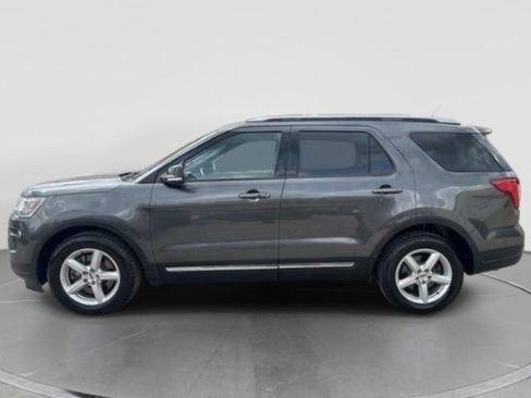 Used 2018 Ford Explorer XLT w/ Equipment Group 201A FWD image 2