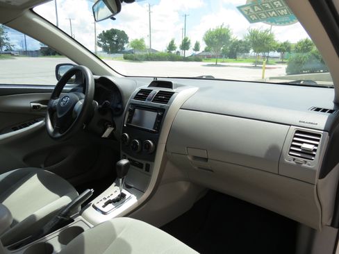 Used 2013 Toyota Corolla LE FWD image 24